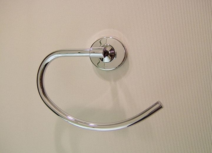 壁に取り付けるものを想定しておく